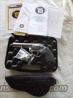 CHARTER ARMS PATHFINDER - .22LR  Charter Arms Revolvers