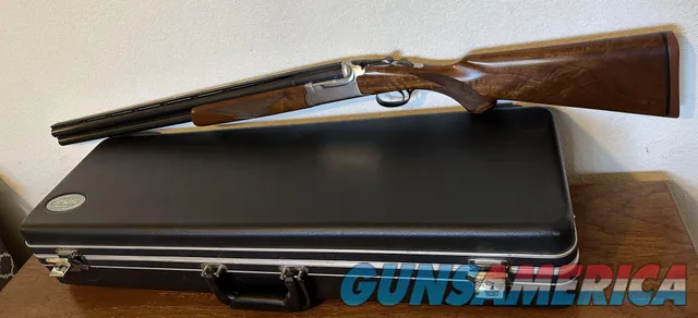 Ruger Red Label No longer made, 12 gauge, 26" barrel, stainless receiver, excellent bluing, wood excellent, 5 chokes with key, paperwork, red pad and awesome SKB hardcase. What a BEAUTY!!
