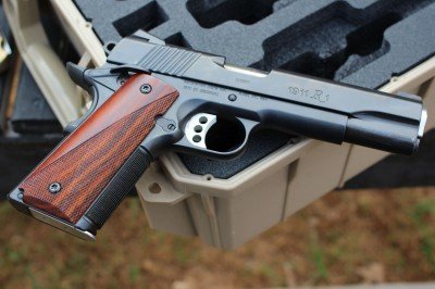 The R1 Carry is a very handsome gun.  The Cocobolo and high polish on the blued steel are a good combination.