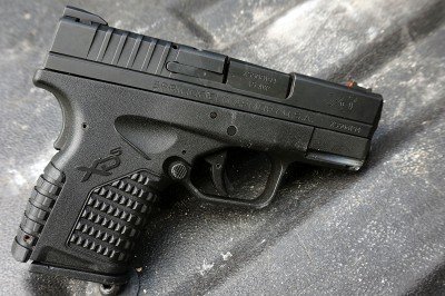 Monday Gun-Day Giveaway: This week--Springfield Armory XD The XDs has an external extractor. There's not enough room inside the slide for an internal one.