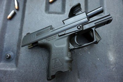 The short recoil, locked breech P2000sk has a vertically tilting barrel.