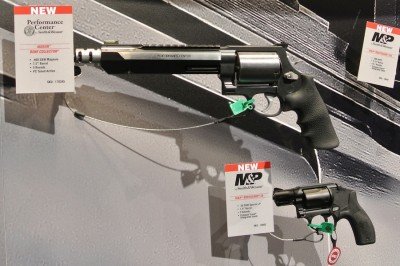 Smith's 460 Bone Collector Custom Shop Limited Edition - SHOT Show 2015 A large gun and a tiny one