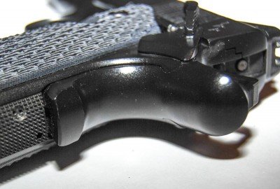 The beavertail has a grip safety memory bump for sure deactivation.