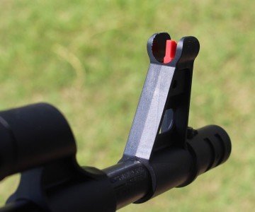 As for the front sight, it is very easy to see, thanks to the red blade.