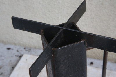Closeup of the way the grate fins sit on the tubular steel. 