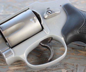 The frame is aluminum, which keeps the weight of the 642 down under a pound.