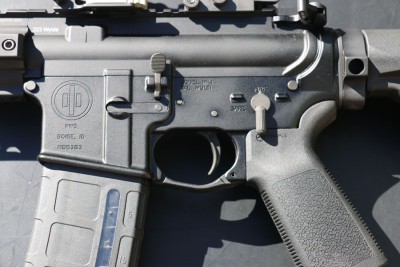 Though the rifle makes use of some atypical design features, the controls are very traditional.