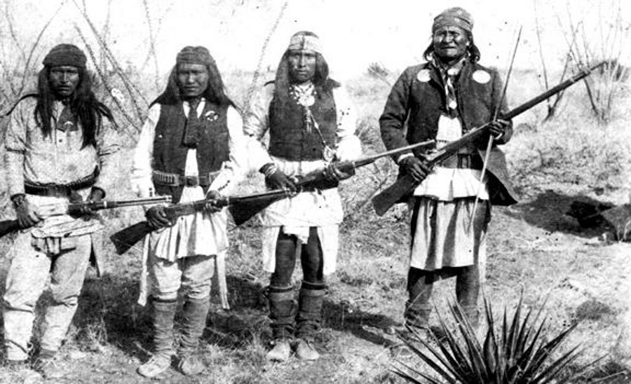 Apache_chieff_Geronimo_(right)_and_his_warriors_in_1886