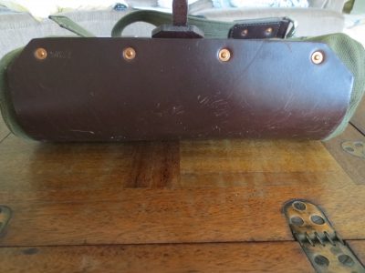 A look at the bottom of the bag. You can see how the leather pad continues from the back of the bag until the bottom. It's secured there by the copper rivets. 