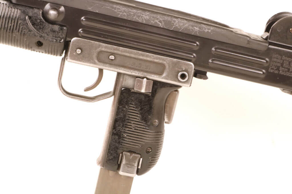 Alberto Bravo’s Uzi: The Black Widow’s Prey Alberto Bravo’s Uzi: The Black Widow’s Prey