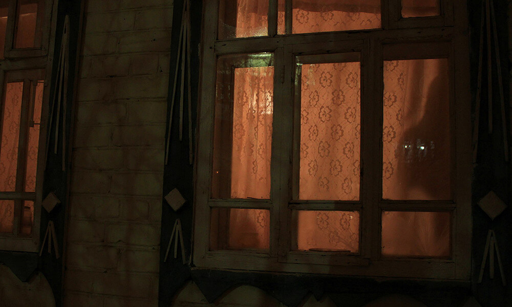 Father Shoots Peeping Tom Who Spied on His Daughter, Pointed Handgun at His Wife Father Shoots Peeping Tom Who Spied on His Daughter, Pointed Handgun at His Wife