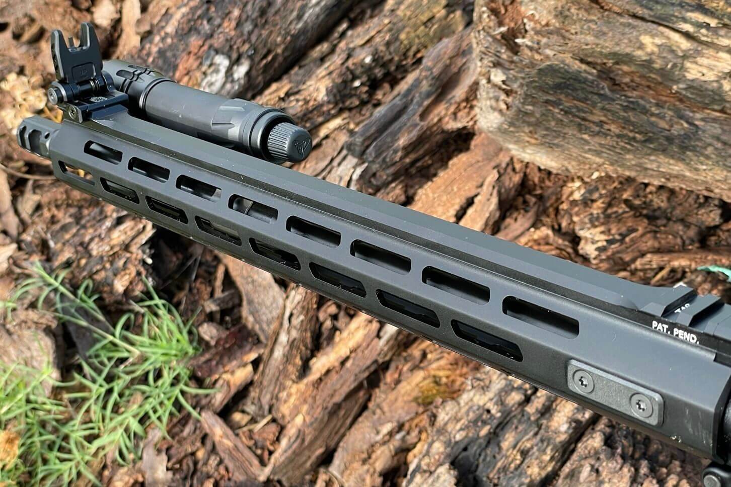 Springfield SAINT Victor with LAW Tactical Folder Reviewed! The Springfield SAINT Victor's slim M-LOK hand guard