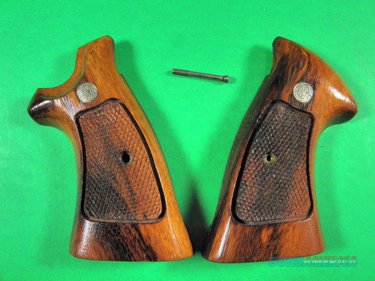 純正グリップなの？ : r/SmithAndWesson